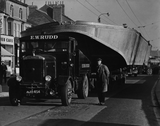 Illustration for article titled Algunas de las máquinas más grandes jamás transportadas por carretera
